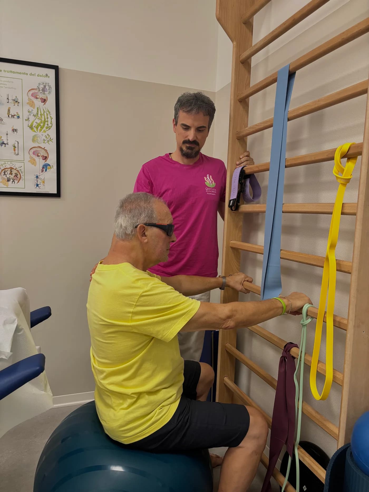 Gian Luca Zuccheri segue un paziente durante esercizi terapeutici alla spalliera